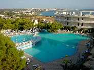 am Pool, im Hintergrund Rhodos-Stadt