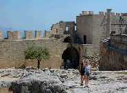 Besucher im inneren der Festung auf den Ruinen der Akropolis