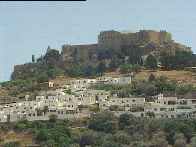 Blick über den Ort Lindos auf die Akropolis