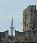 Rhodos-Altstadt-Mauer mit Moschee-Turm im Hintergrund